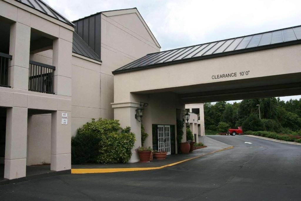 Travelodge By Wyndham Roanoke Hot Springs Exterior photo