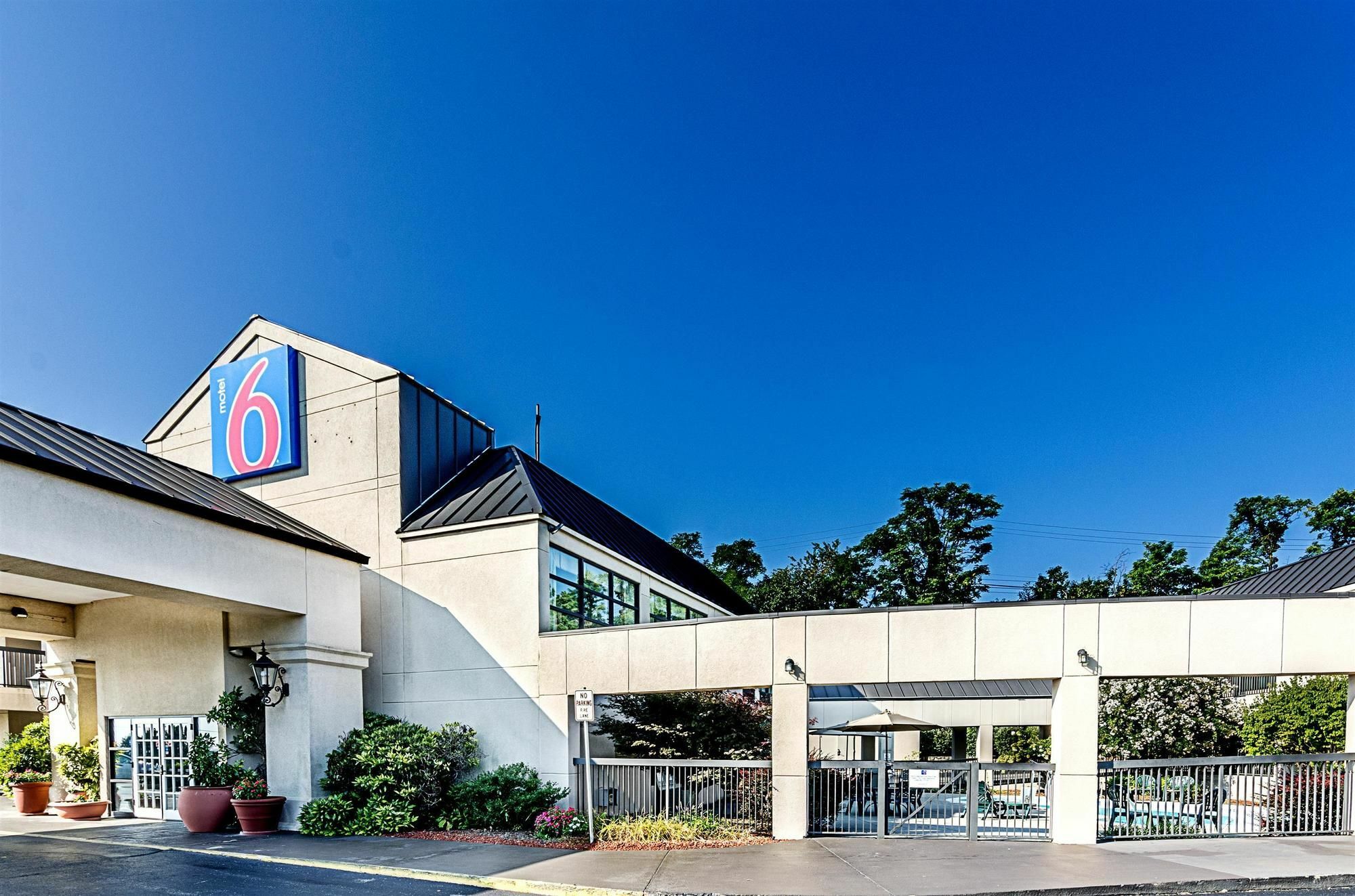 Travelodge By Wyndham Roanoke Hot Springs Exterior photo