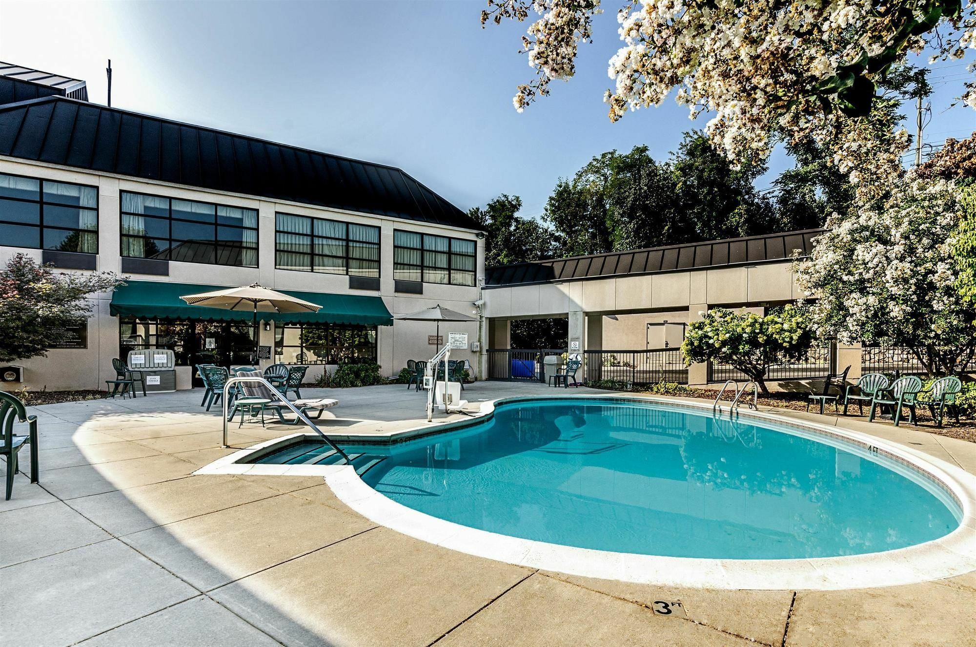 Travelodge By Wyndham Roanoke Hot Springs Exterior photo